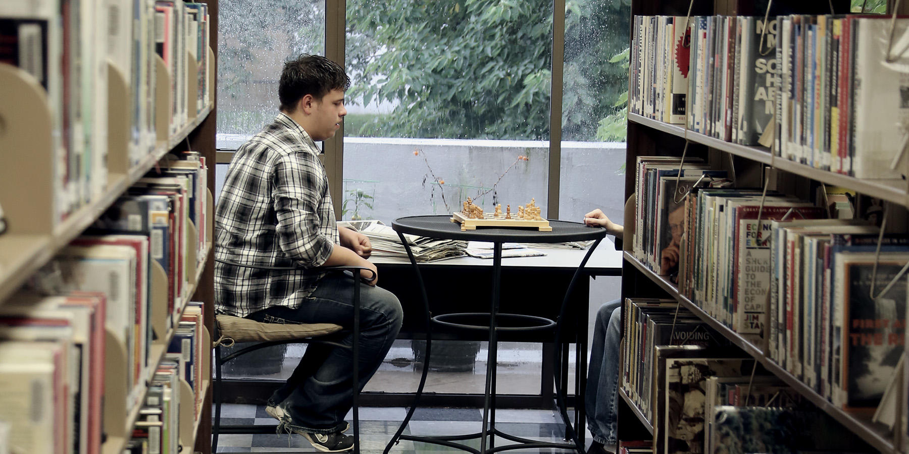 Students in ICC Library playing chess