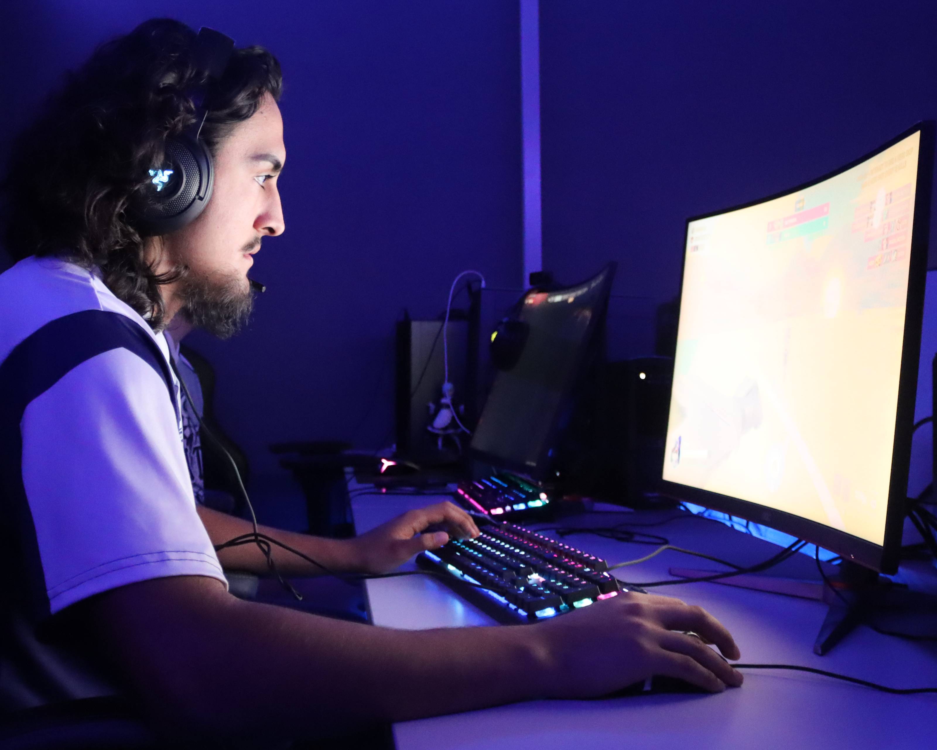 esports gamer playing game on pc