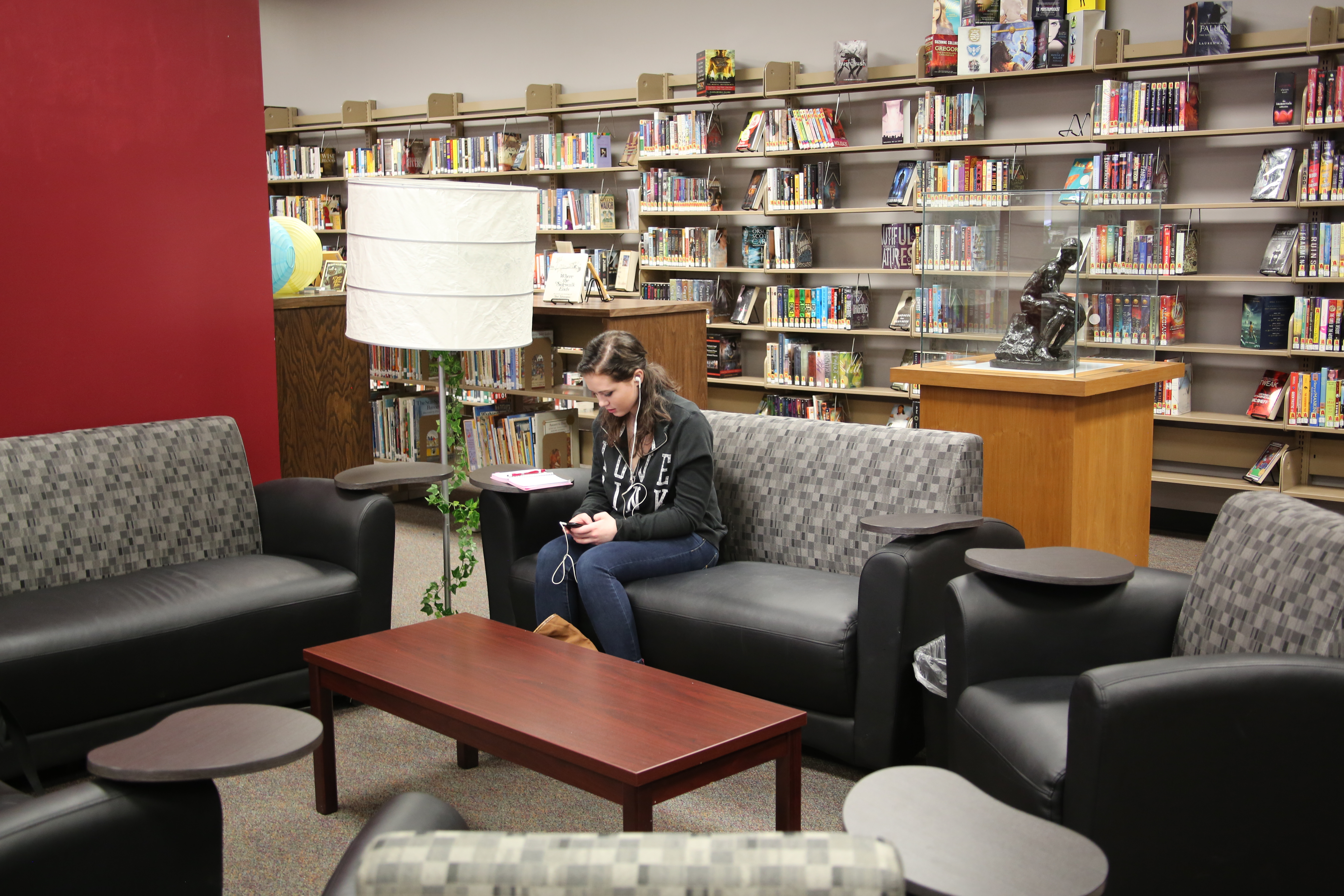 Student sitting on the couch in the library